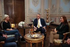 List of banks operating in turkey including business focus, customer rating and total assets. World Famous Star Elizabeth Banks In Istanbul
