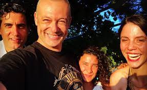 Sonrasında eskişehir anadolu üniversitesi devlet konservatuarı bölümünü bitirmiştir. Levent Uzumcu Ve Mehmet Ali Alabora Yunan Adalarinda