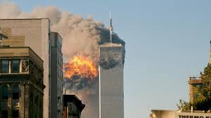 Une personne se jette de l'une des tours du world trade center, lors des attentats du 11 septembre 2001, à new york. Et Vous Que Faisiez Vous Au Moment De L Attentat Du 11 Septembre 2001
