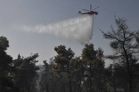 Les flammes à rafina, près d'athènes, en grèce, lundi. Nhr1 I2yiplt5m