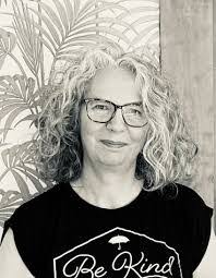 Sandra Kyle's Instagram, Twitter & Facebook