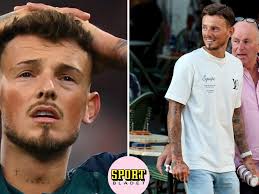 Ben White skapar rubriker under semestern på Ibiza