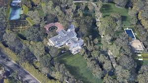 Jeff bezos, freundin lauren sanchez in wimbledon. Jeff Bezos Sets New La Real Estate Record With 165m Beverly Hills Buy Fox Business