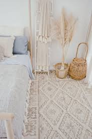 Showcasing Calming Ivory And Soft Grey Shades Hints Of Light Beige With Turkish Trellis Ornament 2020 Ev Dekoru Aksesuarlari Minimalist Dekor Kolay Ev Dekorasyonu