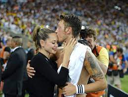 Ihaneti alman gazetesi bild başta olmak üzere dünya basınında manşetlere taşınırken, iki yıllık model sevgilisi mandy capristo ile yolları da ayrıldı. Mesut Ozil Mandy Grace Capristo Ile Baristi Magazin Haberleri Ntv