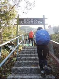 大欖郊野公園 （ 粵拼 英文： tai lam country park ）係香港嘅郊野公園，1979年 2月23號劃定，喺新界西部，以大欖做中心，東到荃錦公路，南到屯門公路北面一帶，西到屯門同藍地水塘，北到石崗、河背水塘引水道同大棠一帶，有5,370公頃大，係全香港第二大公園。 åŽŸä¾†éŽçŸ³ç´šé ‚ä¾¿é€²å…¥å¤§æ¬–éƒŠé‡Žå…¬åœ'dscn2143128