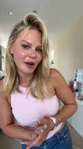 Kelly Bain's Instagram, Twitter & Facebook