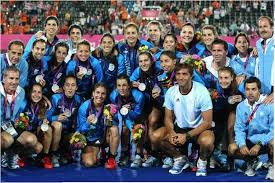La otra semifinal se disputará el martes desde las 22:30, cuando se enfrentarán gran bretaña y países bajos por un lugar en la final olímpica. Las Leonas Se Visten De Plata Mundial De Fondo
