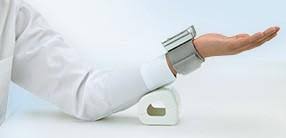 Bei der blutdruckselbstmessung empfehlen sich regelmäßige messungen am besten nach absprache mit dem behandelnden arzt. Blutdruck Am Handgelenk Richtig Messen Blutdruckmessgerat Handgelenk