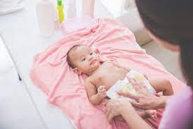 Mandikan bayi anda dengan air suam untuk elakkan bayi sejuk. Mama Papa Wajib Tahu 6 Tip Penjagaan Bayi Baru Lahir Ini Supaya Terhindar Pelbagai Masalah Pa Ma
