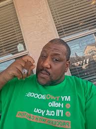 Smoking along just fine while we float in the pool. A pan of apple juice to  add flavor under it