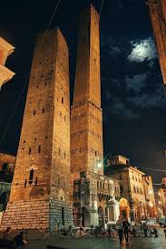 Torre Degli Asinelli E Garsenda Bologna Italia La Prima Deve Il Suo Nome Ad Un Cavaliere Ghibellino Che Secondo Una Consol Foto Di Viaggio Bologna Paesaggi