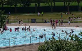 Une piscine à vagues à énergie humaine. Creteil Securite Renforcee A La Piscine A Vagues Apres Les Debordements Le Parisien