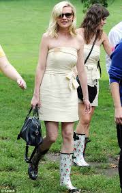Kirsten dunst, isla fisher, and lizzy caplan hit the red carpet in style at the premiere of their movie bachelorette on tuesday (september 4) in new york city. Kirsten Dunst Films Bachelorette In Brooklyn Daily Mail Online