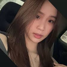 Lesley Baugh's Instagram, Twitter & Facebook