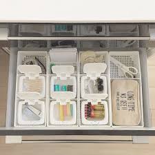 引き出しの整理整頓に役立つ セリア の仕切りボックスを使った収納術8選 ウーマンエキサイト モノトーン キッチン 収納 収納 アイデア 整理整頓