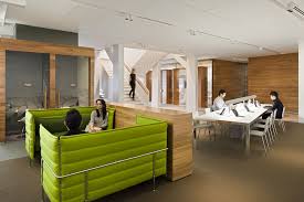 This Is An Office Space But The Idea Of Social Workspace Near Open Plan Workspace Is Appealing Amex Geyer Salle D Attente Espaces Bureau Mobilier
