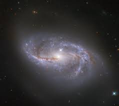 Acuerdo a su forma, se clasifica entre una galaxia espiral barrada y una galaxia espiral sin barra. Observatorio Astronomico Da Uesc Olhando Profundamente No Universo O Telescopio Espacial Hubble Da Nasa Esa Tem Um Vislumbre De Passagem Das Inumeras Estruturas Semelhantes A Bracos Que Varrem Essa Galaxia