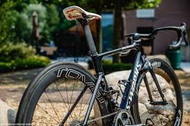 Specializirano je razvilo aero cestno kolo za zagotavljanje zmag na sprinterski etapi tour de france. Pro Bike Mark Cavendish S Specialized S Works Venge Road Bike Action