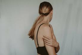 Toplumun belirlediği güzellik anlayışının sonucunda ortaya çıkan estetik standartlarına uymayan insanları aşağılama. Stop Body Shaming Learn How To Love Your Body Wolva