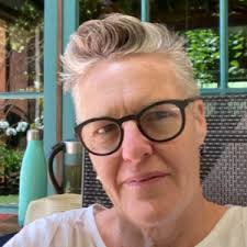 Elisa Hall's Instagram, Twitter & Facebook