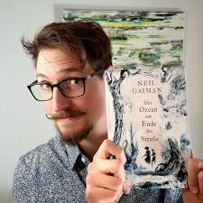 Empfehlung # 6: “Der Ozean am Ende der Straße” von Neil Gaiman [Die  komplette Rezension wie immer im Blog  https://stefankheider.com/blog/2023/12/der-ozean-am-ende-der-strasse/ 🤓]  Als Kind ist die Welt voller Wunder und Magie. Alles wirkt