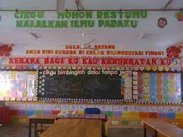 Buatlah mading didalam kelas.dipintu buatlah nama kelas dan wali kelasnya.dipinggir papan tulis ditempelin bunga.letakkan taplak meja,bunga dan vas nya di meja guru.di setiap meja murid ditempel nama. Hiasan Bilik Darjah Desainrumahid Com
