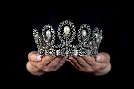 A tiara is a jeweled, ornamental crown traditionally worn by women. Das Haus Der Savoyer Tiara Sotheby S Hoher Schmuck Traum