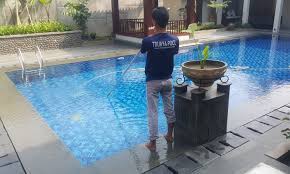 Air kolam renang memerlukan perawatan teratur untuk menjaga agar kadarnya tetap seimbang sehingga tidak menimbulkan iritasi kulit dan mata. Begini Cara Merawat Kolam Renang Dengan Baik Trijaya Pool Kontraktor Kolam Renang