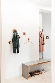 Durch den sichtschutz kann die garderobe sowohl freistehend, als auch wandständig eingesetzt werden. Garderobe Skandinavisch Flur Munchen Von Julia Mittmann Innenarchitektur