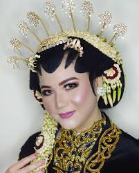 Pengantin jawa biasanya menggunakan pakaian basahan seperti ini. Pin Di Pengantin 2