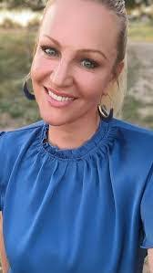 Robyn Farris's Instagram, Twitter & Facebook