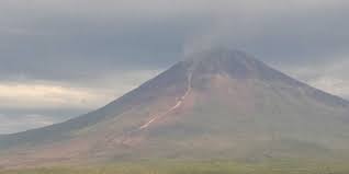 Lokasinya yang terbagi di dua kabupaten yaitu malang dan lumajang, membuat gunung ini memiliki dua jalur pendakian. Update Aktivitas Vulkanik Gunung Semeru Hari Ini Bnpb
