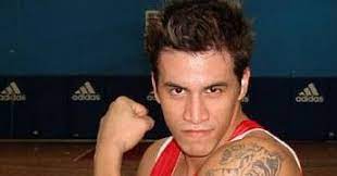 Er ist vor allem berühmt für seinen ausgefallenen modestil und sein liebenswürdiges öffentliches persönlichkeitsprofil. Gilas Pilipinas The Stopper Sport