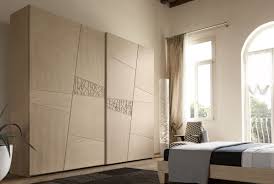Dopo una lunga e stressante giornata passata di corsa tra ufficio e commissioni in centro, il desiderio più grande è quello di rincasare, godersi un bel bagno caldo e poi stendersi, nella propria, bellissima camera da letto contemporanea in stile. Decor Modo10 Arredamenti Cipriani
