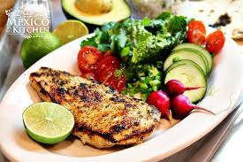 Usaremos limón para hacer que la pechuga a la plancha esté más jugosa, pero también puedes usar vinagre de manzana en vez de limón. Gutierrez Web Pechugas De Pollo A La Plancha