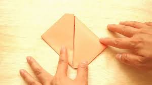 Falte einen geschenkumschlag 1 nimm ein quadratisches stück papier mit der ecke zu dir zeigend. Einen Origami Umschlag Falten Mit Bildern Wikihow