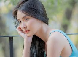 Đàn ông ưa ngắm phụ nữ đẹp, thích phụ nữ khôn ngoan nhưng bị giữ chặt bởi  người phụ nữ 'vàng mười' này