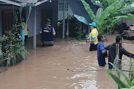 There are a lot of food stalls so you can snack along the way. Storm Runoff From Khao Yai Floods Pak Chong National Park Closed