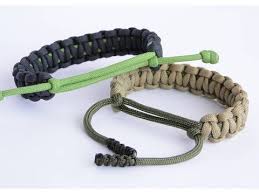 This is 2 cobra stitches, side by side. 171 Paracord Projects The Ultimate Collection Prepared Survivalist Paracord Bracelet Diy Paracord Bracelet Tutorial Cobra Weave