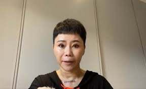 詹雅雯，歌手5 岁学会了第一首歌 （为伊走千里）,与颖川老师结识进入歌坛，雅雯是让老师最为头痛的一个。颖川老师创立雅鸝唱片公司，雅雯当护佐，并出了首张专辑樱花姊妹走唱，陆续录制了8张樱花姊妹吉他走唱专辑 ，共出48 张专辑。家人对雅雯与妹妹进入歌坛并不反对，但报持著很平常的心。 è©¹é›…é›¯å·¦è…¦èŽç¸® æƒ³ä¸é–‹ èªäº†åƒæŠ—é¬±è—¥ æˆ'ä¸æ˜¯å¥½ç—…äºº å¨›æ¨‚ ä¸­æ™‚æ–°èžç¶²