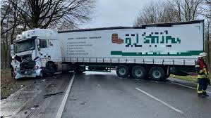 Dorsten Todescrash Auf Bundesstrasse Smart Steckt Im Lkw In 2020 Lkw Dorsten Todlicher Unfall