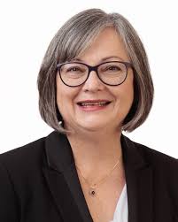 Carrie Batt's Instagram, Twitter & Facebook