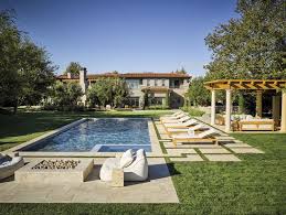 Kourtney kardashian's patio is the only place we want to have a summer party. La Casa De Kourtney Kardashian En California Decorada Por Martyn Lawrence Bullard Kourtney Kardashian House Kardashians House Celebrity Houses