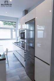 Es posible la mezcla, y el resultado de este tándem tan deseado son espacios cómodos y muy apetecibles Cocina Blanca Moderna Americana Con Isla De Lineas Modernas Sin Tiradores Cocinas Blancas Modernas Decoracion De Cocina Decoracion De La Cocina