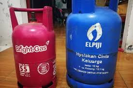 Alhamdulillah, saya dapat juga gas memasak, itupun saya terpaksa ambil tong gas yang kecil walaupun tong gas asal saya adalah jenis 16kg (besar). Pertamina Tukar Tabung Elpiji 12 Kg Dengan Bright Gas Apa Istimewanya Halaman All Kompas Com