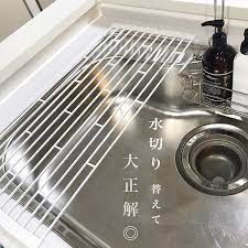 cococo43home instagram 水回りのストレス 1つ消えた なぜ 元々ついている水切りはこのパターンなの 水が下に流れるような設計とかあるでしょうよ ゴルフパターにしてやろうか 過去post参照 折り折 キッチン 水切り 水切り