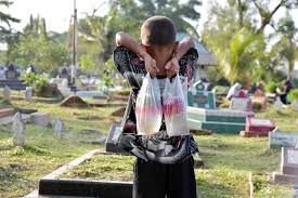 Sa getih sa inum sa dulur nepi kajero liang kubur. Infopublik Berjualan Bunga Di Makam Jelang Ramadhan
