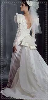 Non sono abiti da sposa. Abito Da Sposa Con Lo Strascico Anni 39 80 La Nuova Sartoria Tailor Made Abiti Da Sposa Laccio Abito Da Sposa Vestito A Maniche Lunghe