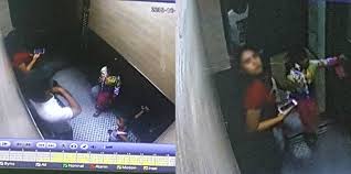 Kembali kuarahkan kemaluanku ke arah barang yang paling dilindungi wanita ini. Lelaki Tutup Pintu Lif Sambil Usap Kemaluan Depan Budak